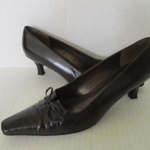 **Stuart Weitzman Brown Toe Bow Tie Pumps - Picture 2 of 7